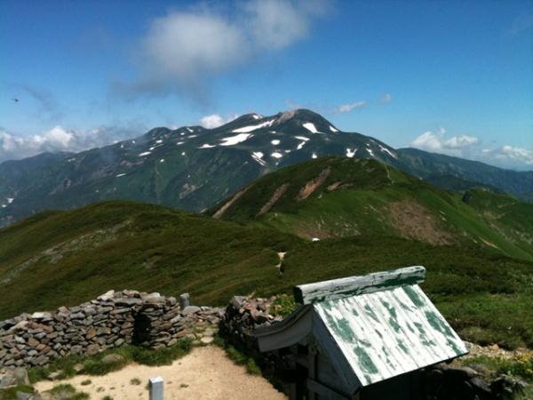 別山頂上の祠と白山